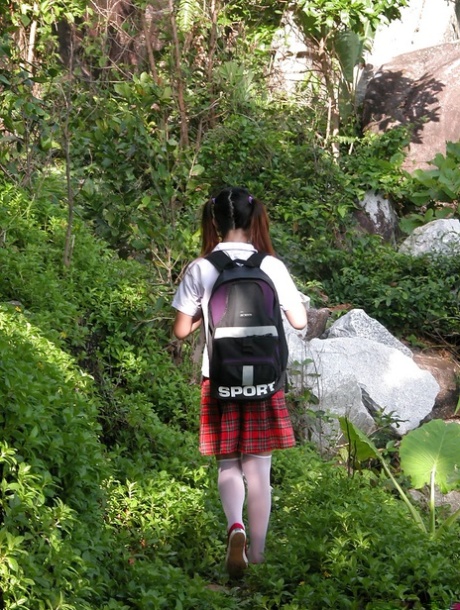 Rozkošná asijská shemale školačka čte knihu venku a šíří se