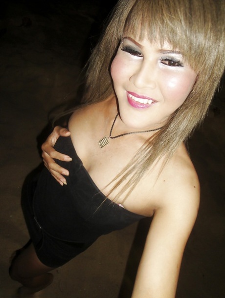 Blonde Thai tranny Jeab sprede hendes frække lange ben i offentligheden