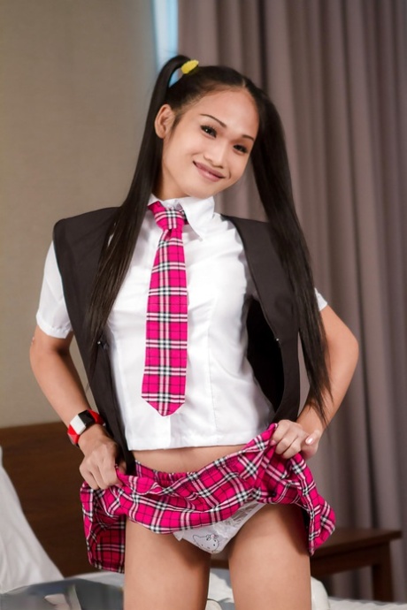 Nezbedný thajský ladyboy June schoolgirl v ložnici učitelů