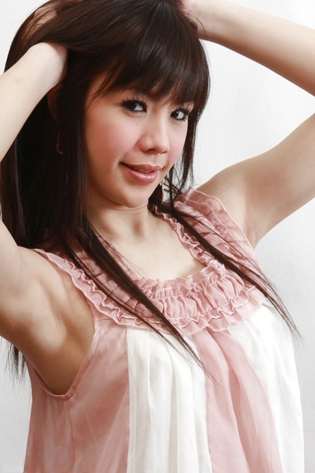 La belle Tai, transsexuelle asiatique, caresse sa petite bite poilue en bas.