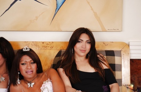 Latina shemale på shemale gruppsex med Bianca Drumond och Sandy Lopez