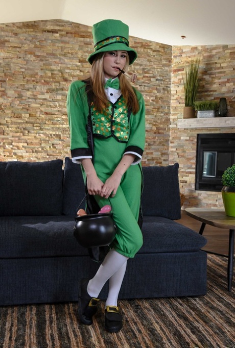 Skinny blonde Carolina Sweets doffs her St Patrick outfit & spreads her holes