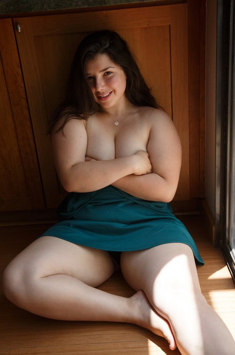 Adorable Fatty Carolina Munoz streichelt ihre großen Titten und neckt mit ihrem fetten Arsch