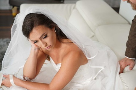 Die attraktive Braut Kelsi Monroe schraubt an ihrem Hochzeitstag an einem hübschen Zeremonienmeister