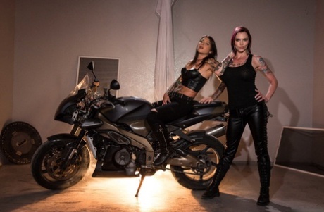 Bikerki Anna Bell Peaks i Felicity Feline pokazują swoje duże cycki