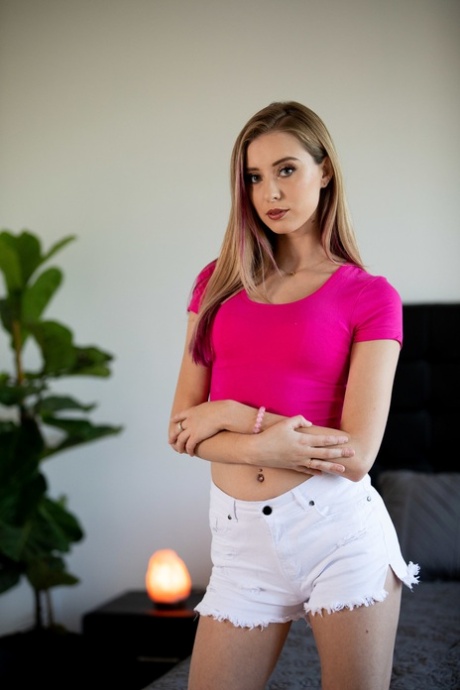 Teenager-Pornostar Haley Reed stöhnt, als sie von Keiran Lee hart gefickt wird