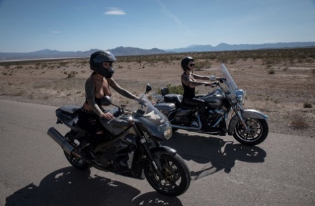 Biker babes Anna Bell Peaks & Felicity Feline haben einen wilden 3some mit einem Polizisten