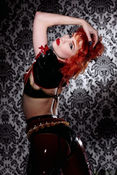 Redhead hottie Ulorin Vex toont haar kleine borsten en poseert op leren hoge hakken