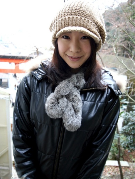 Miho Wakabayashi, uma asiática de mamas falsas, monta uma pila com a sua cona peluda