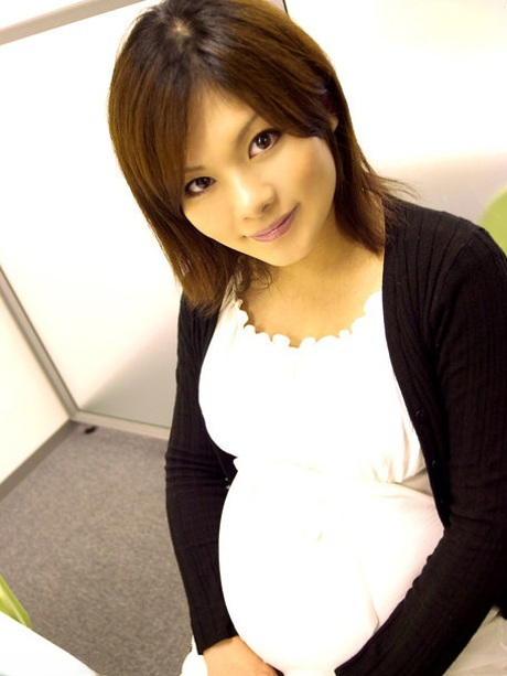 Embarazada asiática Yuri Mizukami chupa una gran polla y se deja follar el coño peludo