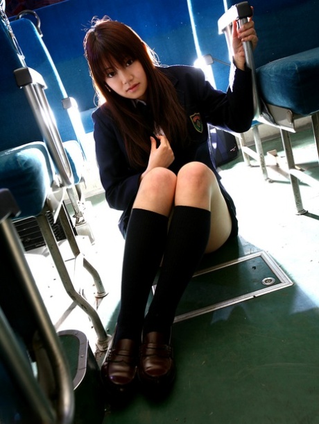 A estudante japonesa com mamas enormes Yayoi Yoshino é enrabada no autocarro