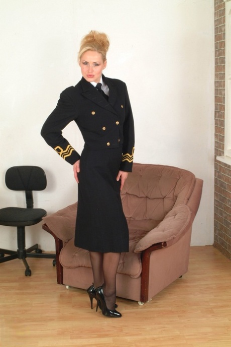 Attraktive Stewardess Katarina zieht ihre Uniform aus und spielt mit ihren Titten