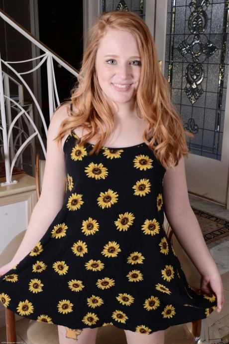 Drobna rudowłosa nastolatka Lucy Foxx zdejmuje sukienkę i pokazuje swoją owłosioną mufkę