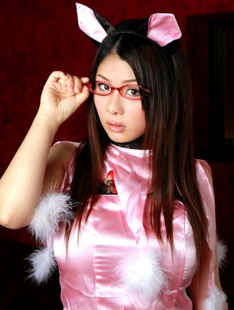 Kureha Momiji, fille asiatique brune, exhibe ses gros seins et se fait jouer et baiser