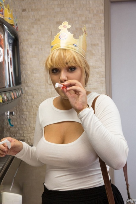 Frecher Teenager Gwen Stanberg leckt ihre großen Brüste im Burger King Restaurant