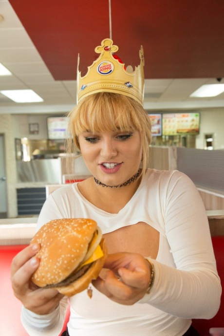 Den frekke tenåringen Gwen Stanberg slikker de store puppene sine på Burger King-restauranten.