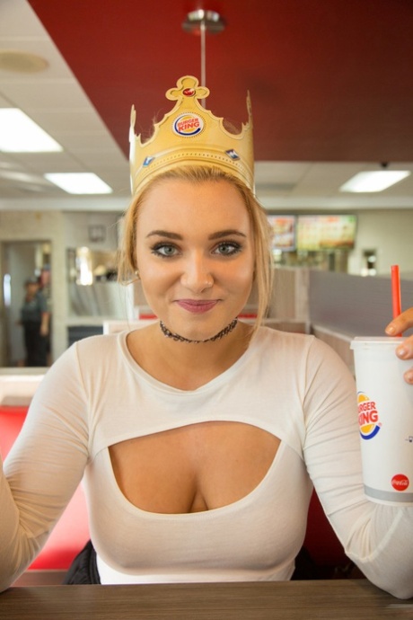 Fræk teenager Gwen Stanberg slikker sine store bryster på Burger King-restauranten