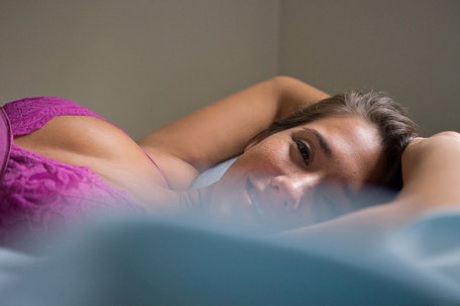 Hübsches Babe Eva Lovia zur Schau stellend heißen Körper in sexy Höschen & BH auf ihrem Bett