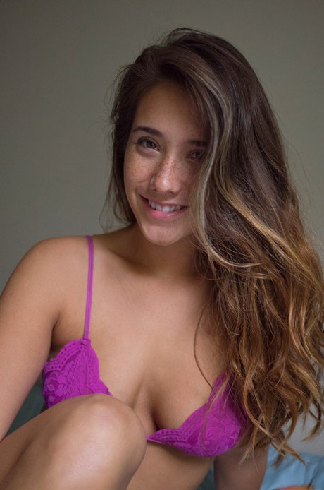 La belle Eva Lovia exhibe son corps sexy dans une culotte et un soutien-gorge sur son lit.