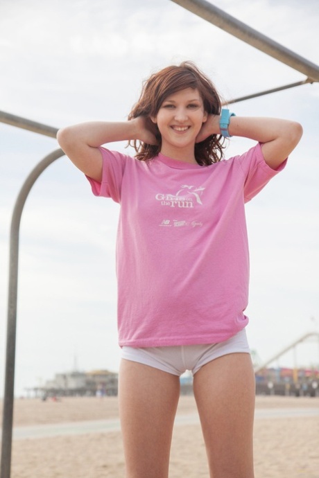 Tenåringsvenninnen Ellena Woods viser magen og poserer i hvite shorts utendørs.