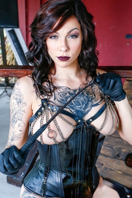 Tätowierte Herrin Harlow Harrison benutzt ihre Peitsche, um männliche Untergebene in BDSM zu dominieren