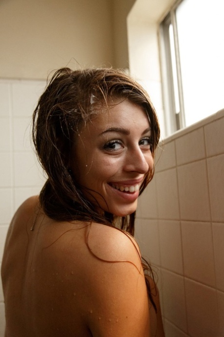 Gorąca laska Gracie Thibble funduje sobie ostry masaż piersi pod prysznicem