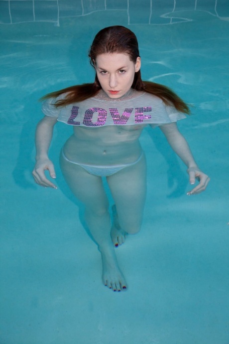 La pelirroja y tetona novia adolescente Emily Archer se baña en la piscina