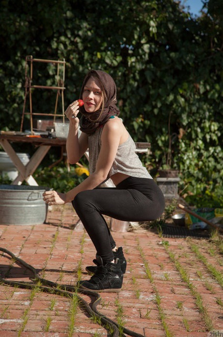 La sexy amatoriale Gloria Paquette mostra le sue belle tette rotonde in leggings sexy