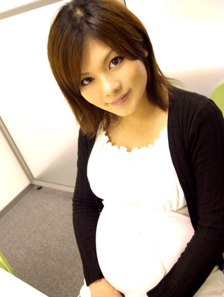 Беременная японская красавица Юри Мизуками трахает свою волосатую киску в POV