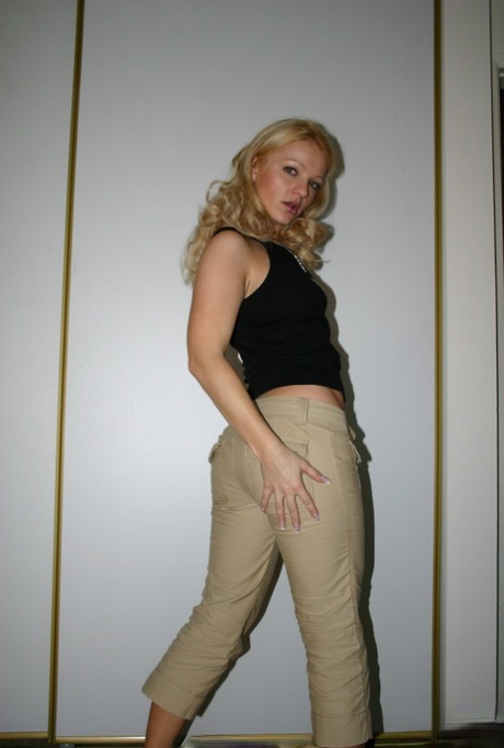 41yo blond Jessica Dee presenterar sin kropp innan hon suger en stor svart kuk