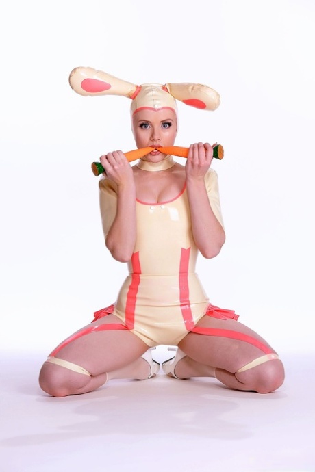 Glamour-Model Mosh verkleidet sich als nuttiger Osterhase in Latex vor Striptease