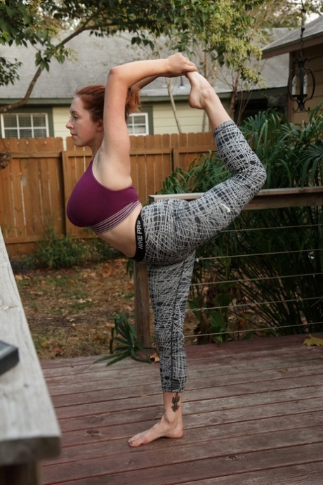 Tiener met enorme borsten Kelsey Berneray laat haar ronde lichaam zien na yogales