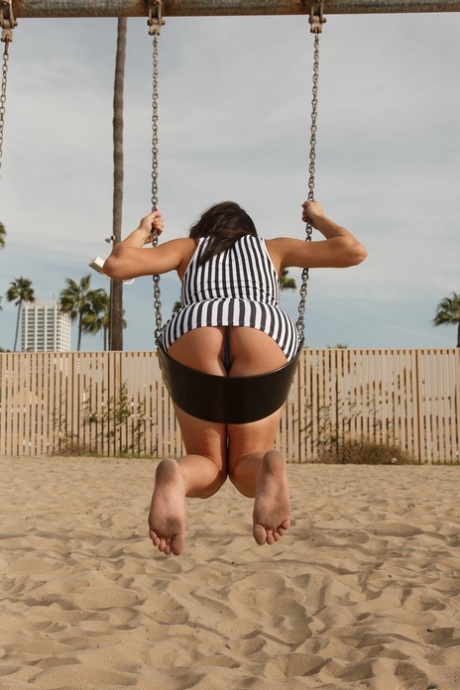 Gorąca nastolatka Leah Gotti błyskająca małymi cyckami i drażniąca się seksownym tyłkiem na plaży
