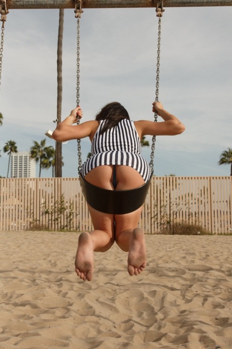 Het tonåring Leah Gotti visar små bröst och retas med sexig rumpa på stranden