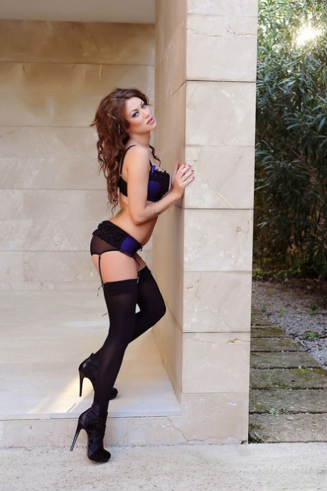 Den tynne modellen Becky Holt viser frem sin sexy barm og poserer i sexy undertøy.