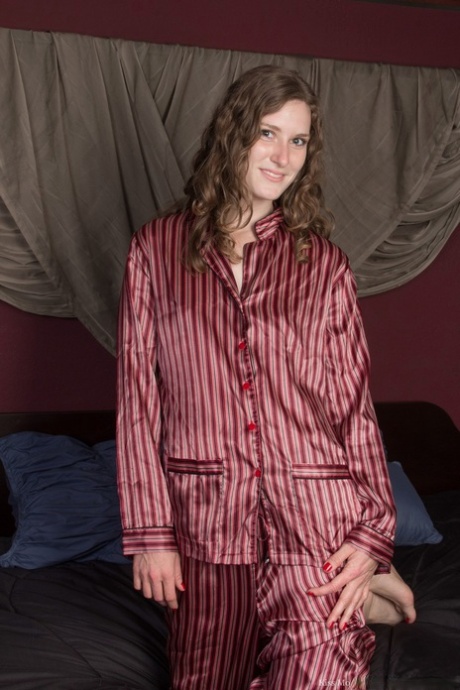Amateursüßigkeit Kiss Montress verliert ihren glänzenden Pyjama und stellt ihr haariges Loch zur Schau