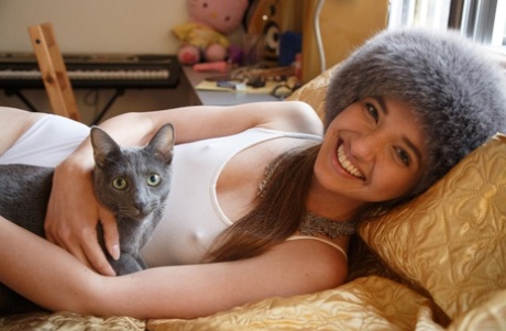 Teenie-Freundin Maria Turova entblößt ihren winzigen Arsch und ihre kleinen Titten in ihrem Haus