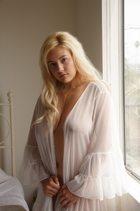 A namorada adolescente Kylie Page perde a camisa de noite e mostra as suas enormes mamas naturais