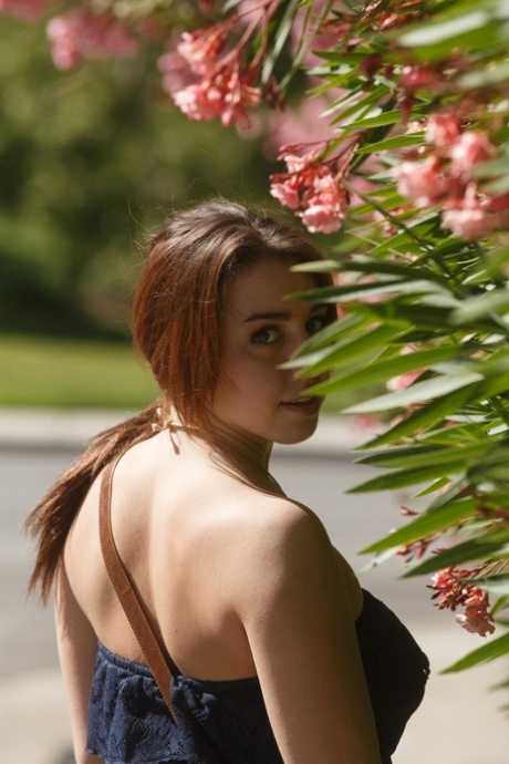 A namorada adolescente Lanie Morgan revela as suas grandes mamas naturais e o seu rabo no parque