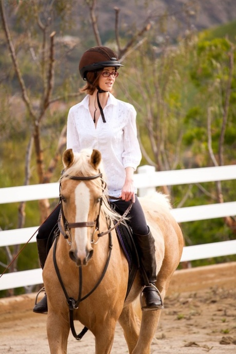 A magra ruiva cowgirl Jay Taylor despe-se para exibir o seu corpo sexy ao ar livre