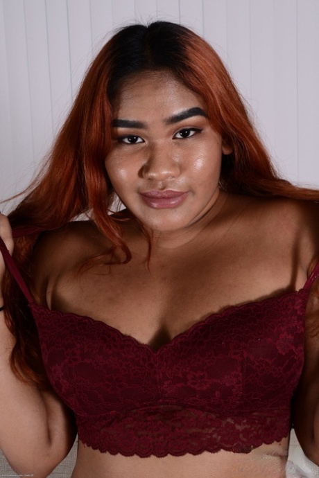 Кривая эбони с рыжими волосами Rozey Royalty выставляет напоказ свою огромную задницу и аппетитный кустик
