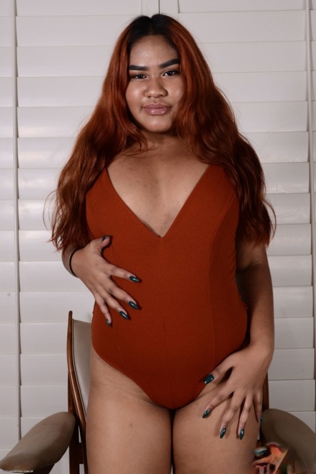 Fet med små bröst Rozey Royalty visar sin feta rumpa och läckra fitta