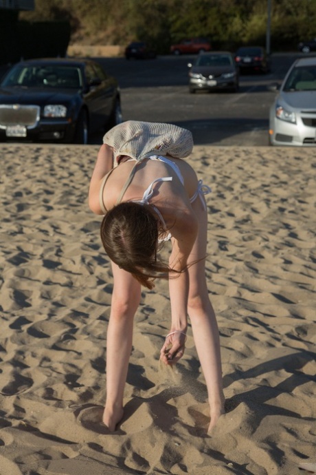 10代のガールフレンド、Patience Dolderがビーチで美味しそうな乳首とお尻の割れ目を見せる。