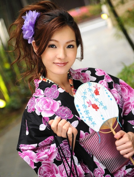 Japońska oszałamiająca Mei Haruka obciąga dwa kutasy i pieprzy się w idealnym trójkącie
