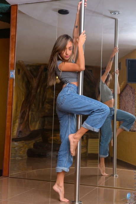 Söt latinamerikansk strippa Camila Luna visar sina bröst och gnuggar sin vagina