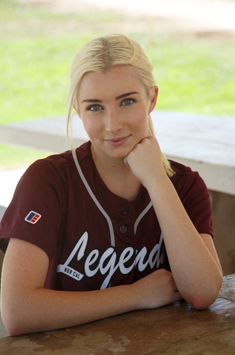 Sporty blondine Morgan Attwood viser små pupper og heit rumpe på en softballbane