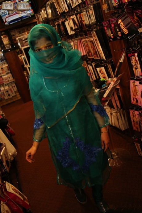 Heta muslimska Nadia Ali klär av sig vid ett gloryhole och suger av en stor svart kuk