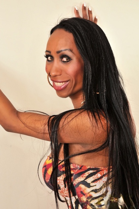Ebony shemale Alana Close avslöjar sina stora bröst och stora kuk i ett solo