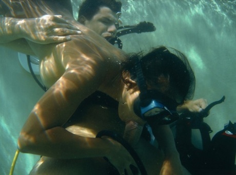Fræk thailandsk MILF-dykker Priva sutter og rider en hård pik under vandet