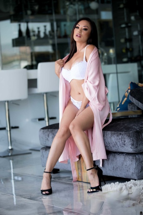 A MILF asiática Kaylani Lei revela as suas mamas suculentas num strip de lingerie sexy
